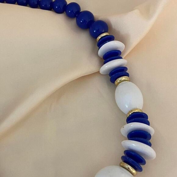 Vintage Nautical theme 80s blue and white beaded necklace with gold accents - Picture 4 of 4